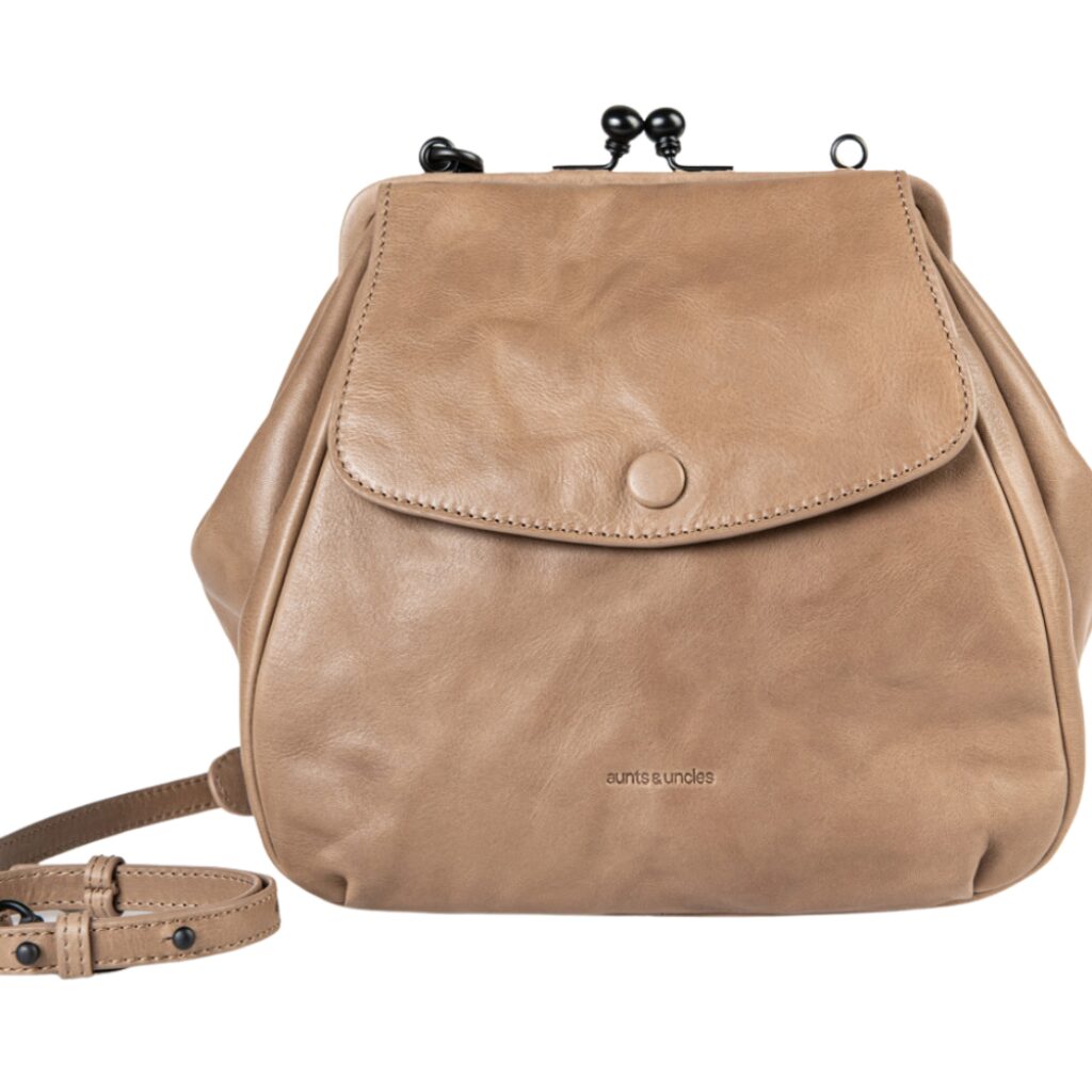 aunts & uncles Leder Umhängetasche Mrs. Cake Pop timeless taupe, Feature-Bild aunts & uncles Leder Umhängetasche Mrs. Cake Pop timeless taupe, Feature-Bild