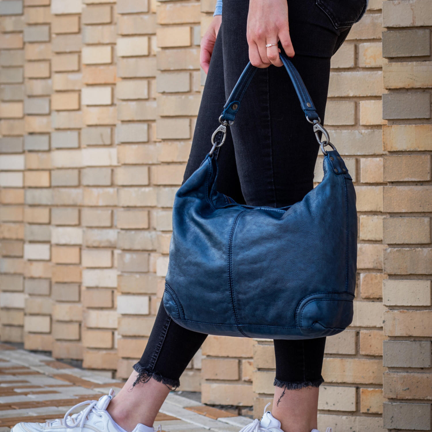 The Chesterfield Brand Leder Umhängetasche Abby blau, Feature-Bild