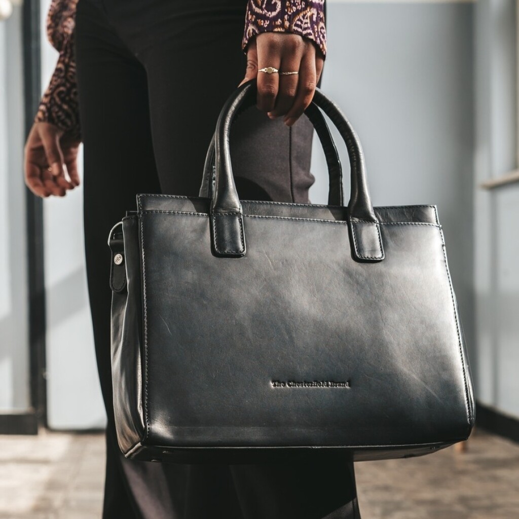 The Chesterfield Brand Leder Umhängetasche Garda schwarz, Feature-Bild