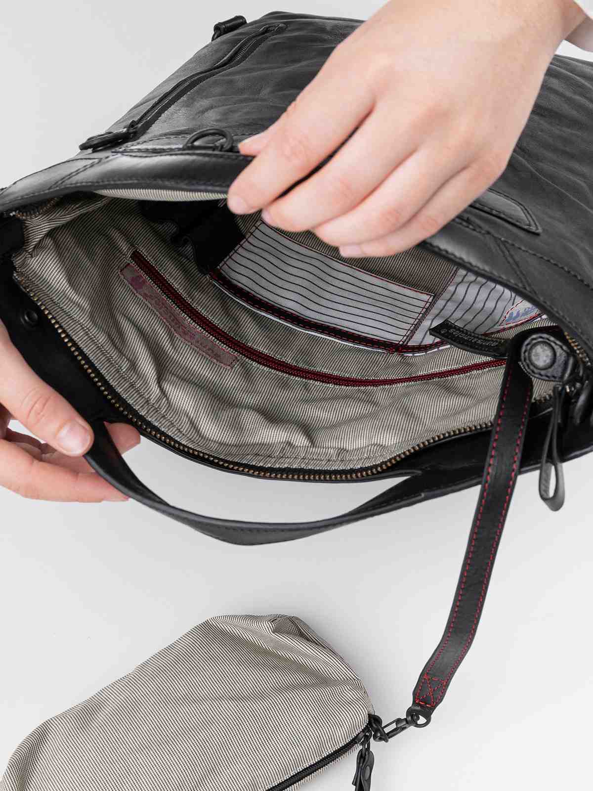 2in1 Rucksack / Umhängetasche Mrs. Cronut schwarz 2in1 Rucksack / Umhängetasche Mrs. Cronut schwarz