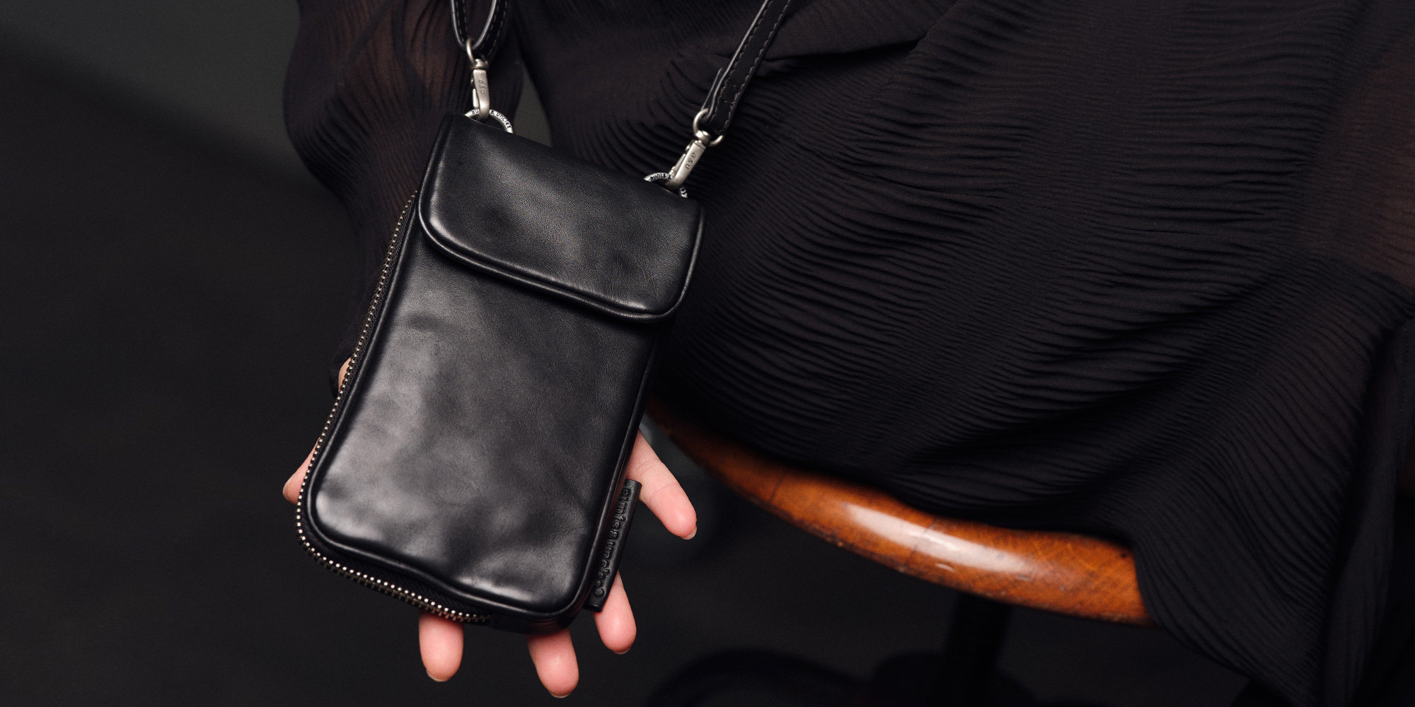 aunts & uncles Handytasche Leder Cloudberry schwarz, Feature-Bild